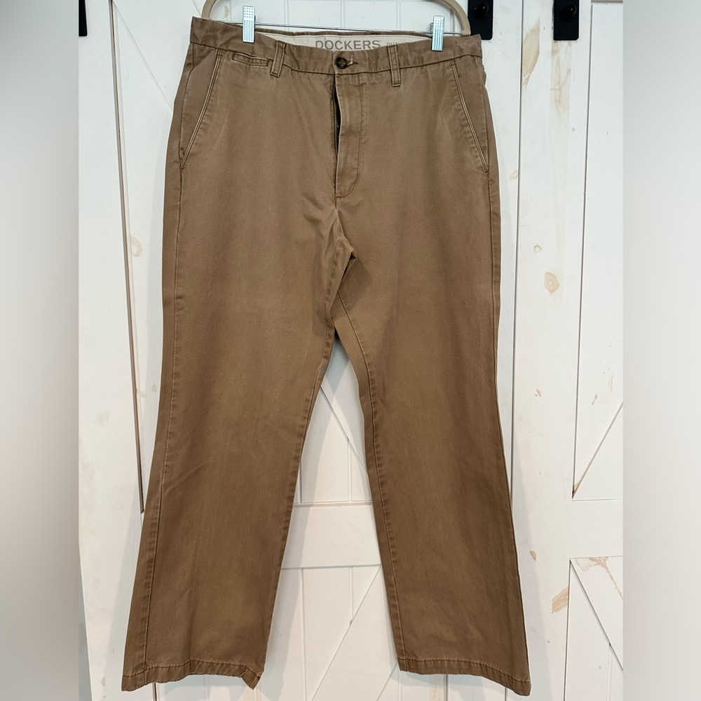 Dockers D3 Classic Fit Mens Khakis